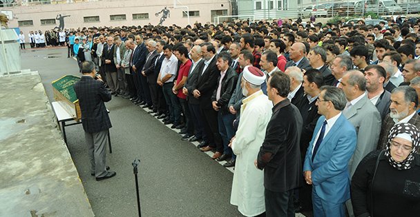 Kalp krizinden ölen öğretmen için tören düzenlendi