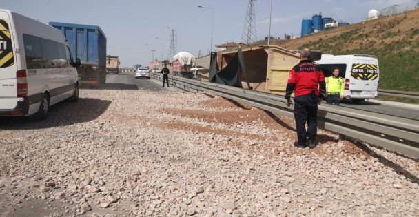 Kamyon Devrildi Hafriyat Yola Saçıldı