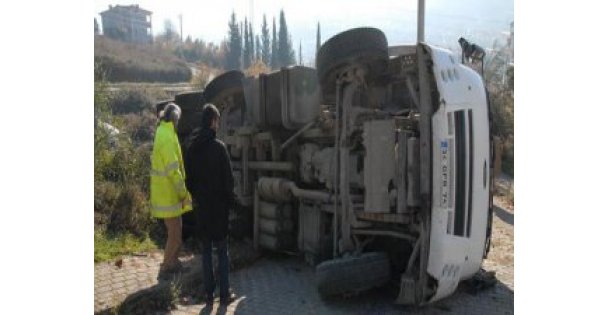 Kamyon rampayı çıktığı esnada devrildi