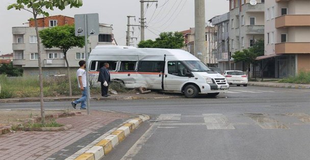 Kamyon servise çarptı!