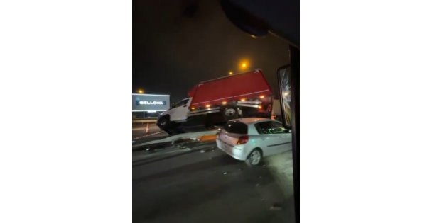 Kamyonet bariyerlere uçtu