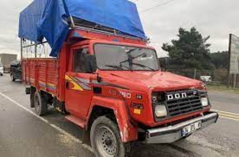 Kamyonet Sürücüsü Aracında Sıkışarak Yaralandı