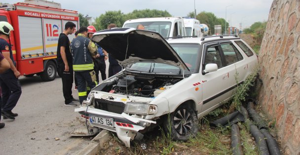 Kamyonetle Çarpışan Otomobil Savruldu, Sürücü Sıkıştı