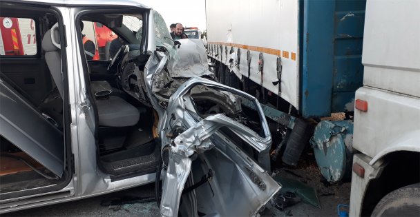 Kamyonla minibüs çarpıştı: 4 yaralı