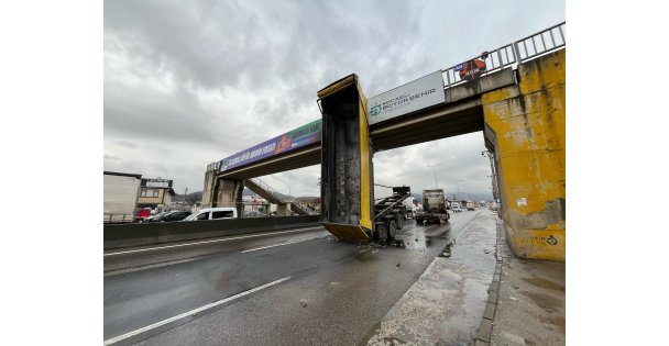 Kamyonun Açılan Damperi Üst Geçitte Asılı Kaldı