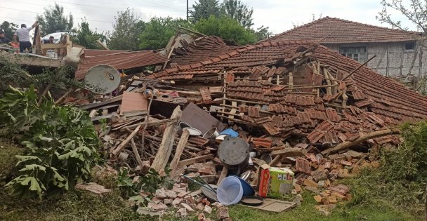 Kandıra'da 2 katlı ev çöktü