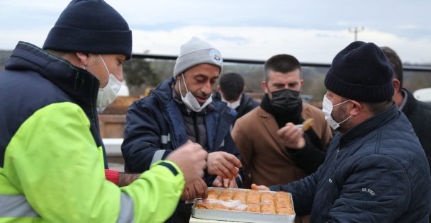 Kandıra'da belediye personeline baklava ikramı