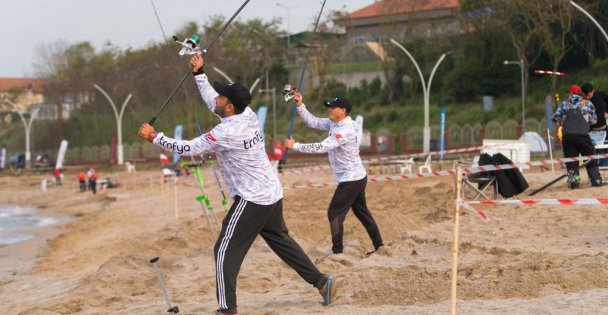 Kandıra'da oltaya 41 santimetrelik 'eşkina” takıldı