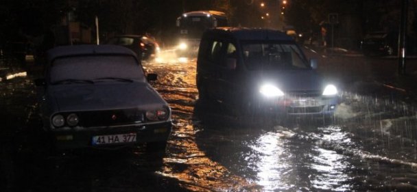 Kar ve yağmur su baskınlarına neden oldu
