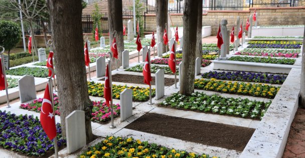 Kar Yağışı Sonrası Şehitlerimizin Çiçekleri Bakımsız Kalmadı