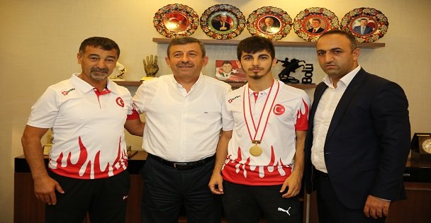 Karabacak Dünya Şampiyonunu Kabul Etti