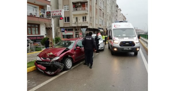 Karamürsel'de 3 Aracın Karıştığı Kazada 1 Kişi Yaralandı