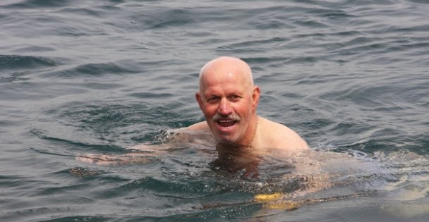 Karamürsel'de 65 yaş üstü vatandaşlar denize girdi