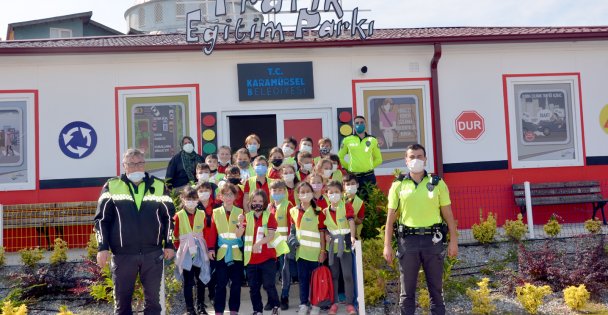 Karamürsel'de öğrencilere trafik kurallarını öğreniyor