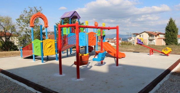 Karamürsel'de Yüzme Havuzuna Yeni Çevre Düzenlemesi