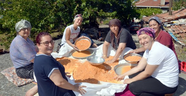 Karamürselli kadınların tarhana mesaisi başladı