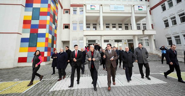 Karaosmanoğlu'ndan Okul Ziyaretleri