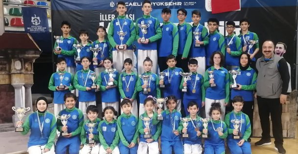 Karate takımı kupa ve madalyaları sildi süpürdü