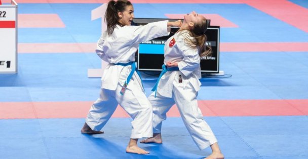 Karatede Şampiyonlar Madalyalarını Aldı