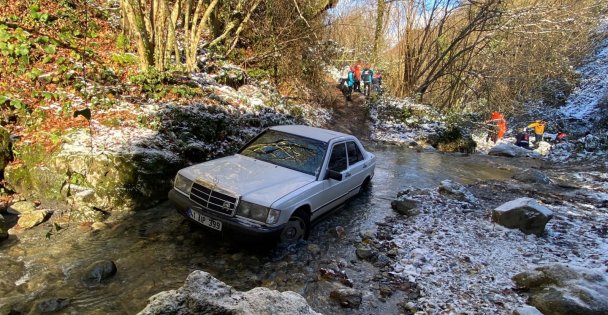 Karlı havada atletli bir adam, dere yatağında otomobilden 10 metre uzaklıkta ölü bulundu
