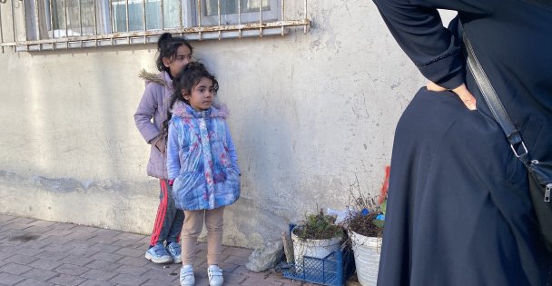 Karne günlerinde evleri yanınca, gözyaşlarına hakim olamadılar