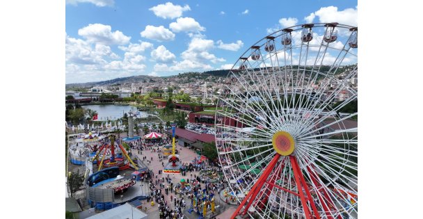 Karneval coşkusu lunaparkta katlanıyor