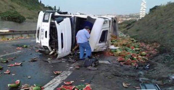 Karpuz yüklü kamyon devrildi!