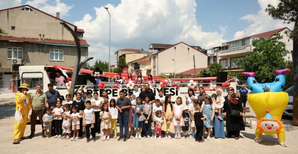 Kartepede gezici eğlence otobüsü çocuklara bayram coşkusu yaşatıyor
