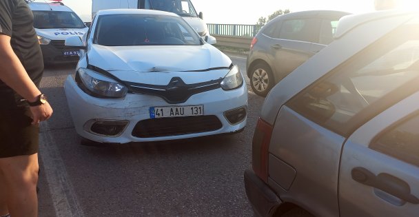 Kartepe'de iki otomobil çarpıştı: 1 kişi yaralandı