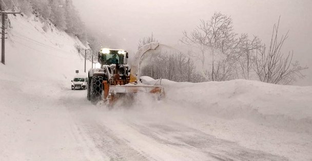 Kartepe'de kar kalınlığı 2 metreye ulaştı