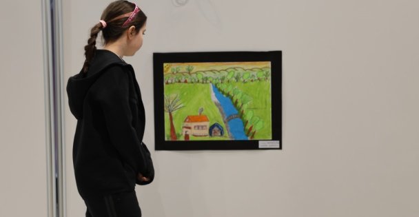 Kartepede öğrencilerin 23 Nisan temalı eserleri sergileniyor