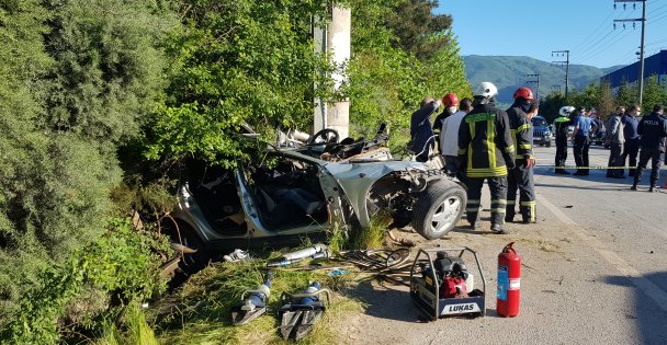 Kartepede otomobil elektrik direğine çarptı: 1 ölü, 1 yaralı