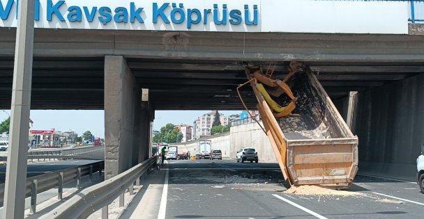 Kasası Açılan Tır Köprüye Sıkıştı: Sürücü Yaralandı