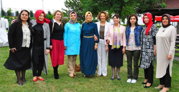Katırcıoğlu, kadın aday adalarıyla buluştu