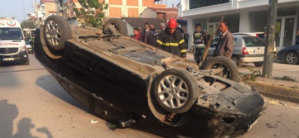 Kavşağa kontrolsüz girince kaza yaptı