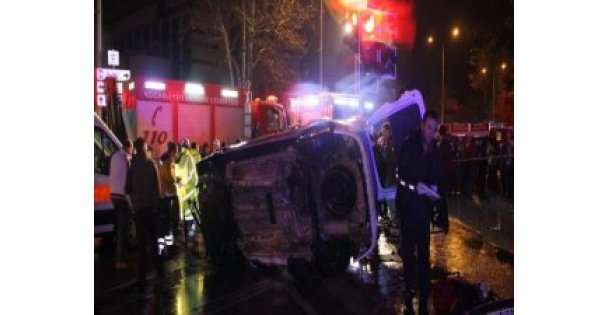 Kavşakta feci kaza: 1'i ağır 8 yaralı