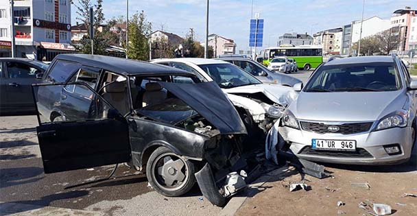 Kavşakta zincirleme kaza