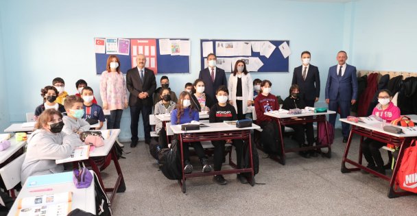 Kaymakam Güler ve Başkan Büyükgöz  İlyasbey Ortaokulu'nda