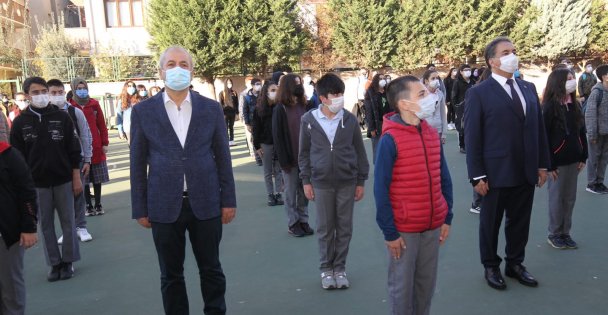 Kaymakam Güler ve Başkan Büyükgöz Yıldırım Beyazıt'ta bayrak törenine Katıldı