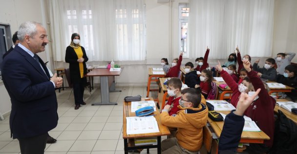 Kaymakam Güler ve Başkan Büyükgöz'den Okul Ziyareti