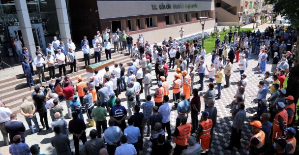 Kaza geçiren Gölcük Belediyesi Temizlik İşleri personeli Adem Özmen ebediyete uğurlandı