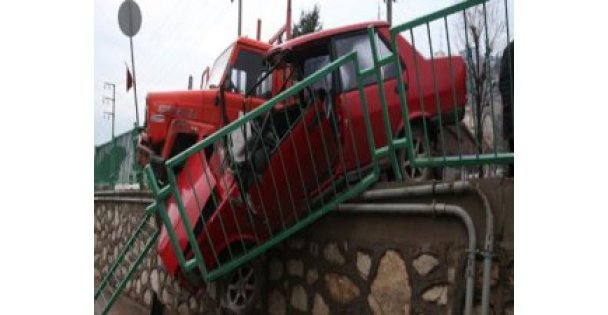 Kaza yapan araçlar duvarın üzerinde kaldı