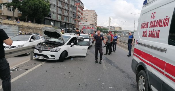 Kazada Otomobilde Sıkışan İki Kız Kardeşi İtfaiye Ekipleri Kurtardı