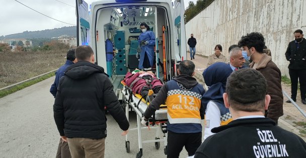 Kazaya Karışan Otomobilin Kaldırımda Yürürken Çarptığı Kadın Yaralandı