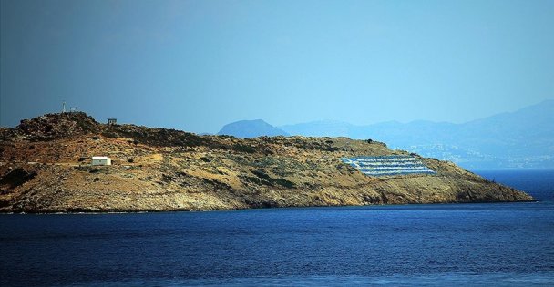 Keçi Adası'ndaki Yunan askerleri ve adaya yerleştirilen ağır silahlar görüntülendi