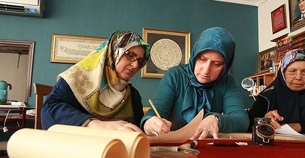 Kendisi gibi kadın hattatlar yetiştiriyor