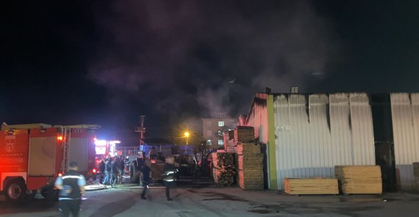 Kereste Fabrikasına Sıçrayan Yangın Kontrol Altına Alındı
