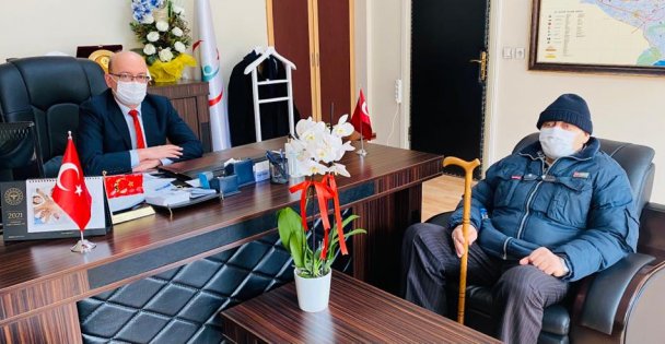 Kıbrıs Gazisi Yılmaz Koçak, Gebze İlçe Sağlık Müdürü Dr. İlhan Kadıoğlu'nu ziyaret etti.