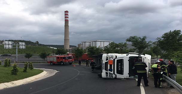 Kimyasal madde yüklü tanker devrildi