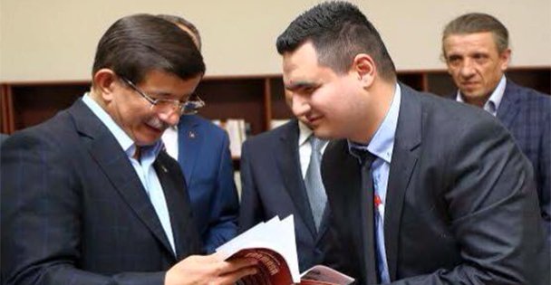 Kitabını Başbakana verdi!